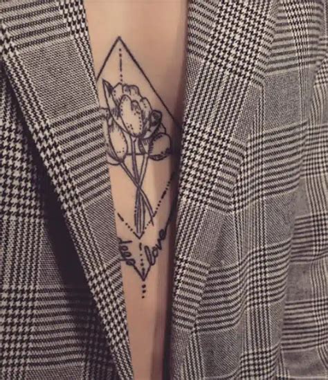 60 ideias de tatuagem entre os seios para você esbanjar charme。